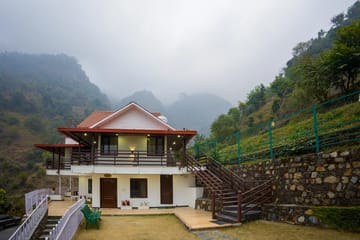 Madhuram Villa | Pet-Friendly 5-BHK Hillside Retreat With Garden & Balcony - Image 2