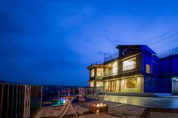 Pine Shadow Fuchsia | Pet-friendly Hillside Retreat With Picturesque Balcony & Restaurant - Image 2