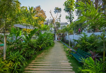Goan Bliss Deluxe Room | Boutique Resort Stay Near Varca & Benaulim Beaches with Pool, Restro & Library - Image 4