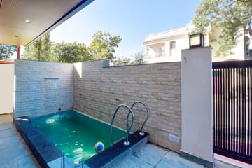 Auric Lake Villa | 2-Room Suite Shared Plunge Pool and Terrace | Near Fateh Sagar Lake - Image 4