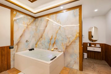 Emmanuel Residency | Suite with Private Jacuzzi | Easy Access to Lulu Mall & City Metro - Image 4