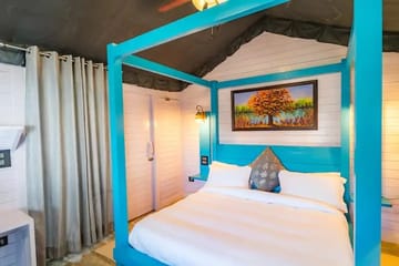 The Blue Jay - Luxury Treehouse - Image 5