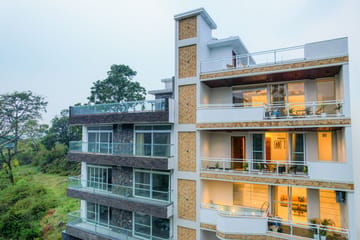 Udgam Vilas 3-BHK | Elegant Pet-friendly Apartment With Lift & Balcony Near Robber’s Cave - Image 2