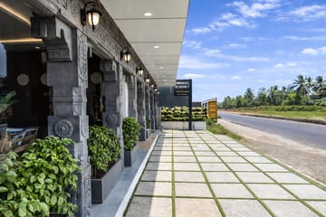 Emmanuel Residency | Super Deluxe Stay, Close to Metro Station, Lulu Mall & Marine Drive, Kochi - Image 4