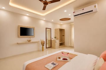 Gold Palm Granola | Elegant Room in a Serene Resort with Shared Pool, Dining, & Garden | Near Popular Tourist Attractions - Image 4