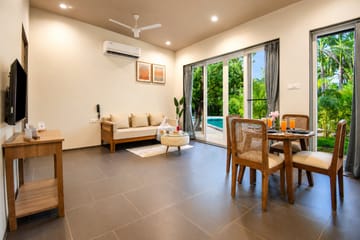 The Crescent Palm Grove | Boutique Suite in a Resort with Shared Game Room, Garden and Restaurant - Image 4