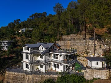 Gamble Pine Glen | Pet-friendly Studio Apartment With Pvt Sit-out Area, Shared Plunge Pool & Lawn Amid Mountains - Image 2
