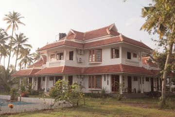 Palliath House | 1 Pond-facing Room with Shared Lawn, Patio and Ponds | Proximity to the Beach, Ocean, and Estuary - Image 5