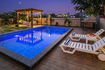 Mooncrest Manor - Image 2