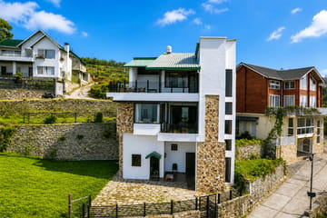SnowPeak Villa | 3-BHK Pet-friendly Hideaway with Sit-Outs & Glass Patio, Garden &Hill Views - Image 2