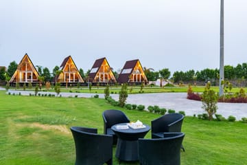 Malik Farms | Countryside Wooden Cottage on 2 Acre Estate with Shared Pool, Garden & Restaurant - Image 4