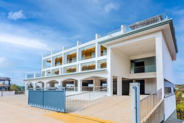 Midpoint UMA Suite | Pet-friendly 1-Room with Shared Outdoor Pool, Living Area & Entertainment Lounge | Lift Access - Image 3