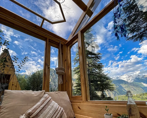 A Cozy Wooden Cabin & Attic | Itsy Bitsy
