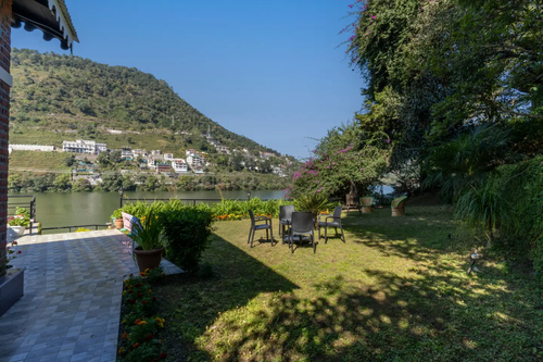 Gardens On The Lake