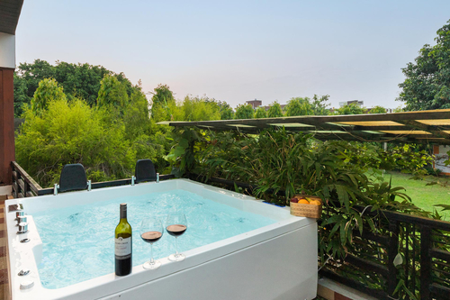 The Magnolia Farm w/ Indoor Pool & Jacuzzi