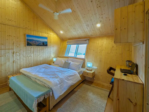 Hyun: Unique, Modern Cottage