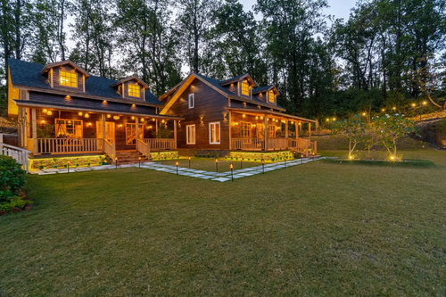 The Woods: Sal Villa
