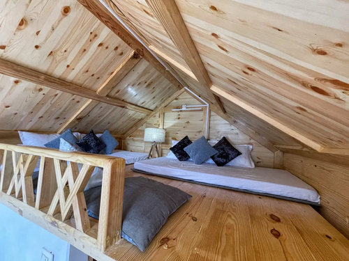 A Cozy Wooden Cabin & Attic | Itsy Bitsy