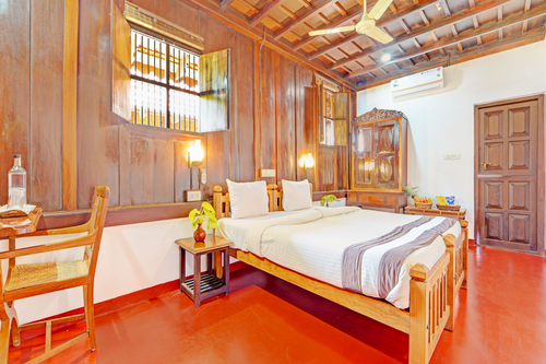 Palm Dale Deluxe Room | Serene Heritage Retreat by the Backwaters with Garden & Restaurant