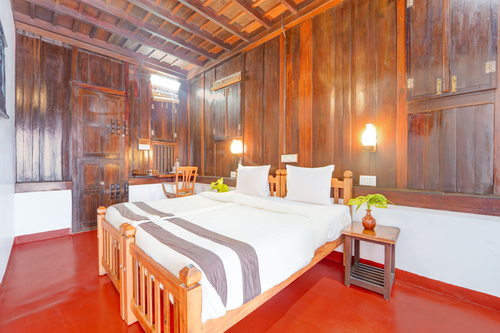 Palm Dale Deluxe Room | Serene Heritage Retreat by the Backwaters with Garden & Restaurant