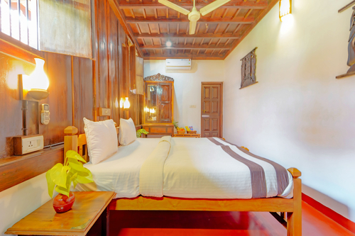 Palm Dale Deluxe Room | Serene Heritage Retreat by the Backwaters with Garden & Restaurant