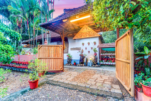 Palm Dale Deluxe Room | Serene Heritage Retreat by the Backwaters with Garden & Restaurant