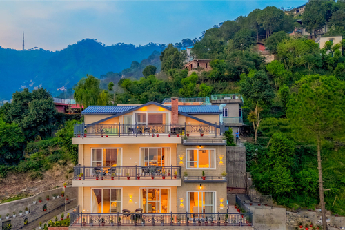Konifer Greyvine | Hillside 9-BHK Retreat with Attic, Scenic Views, Garden & Outdoor Seating