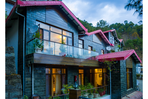 Kasauli Woods Cottage | Hillside 3-BHK Retreat With Outdoor Lounge, Balcony & Scenic Views