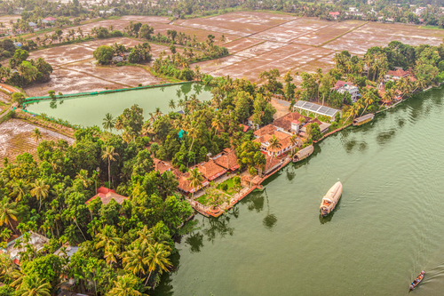 Palm Dale Deluxe Room | Serene Heritage Retreat by the Backwaters with Garden & Restaurant