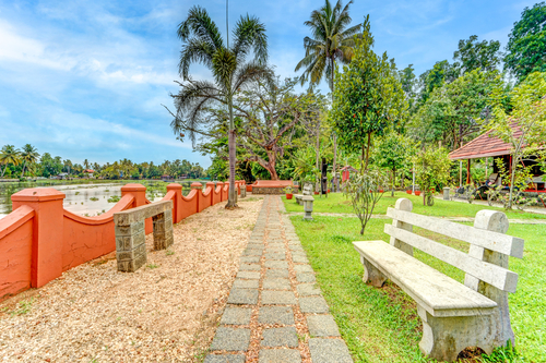 Palm Dale Deluxe Room | Serene Heritage Retreat by the Backwaters with Garden & Restaurant