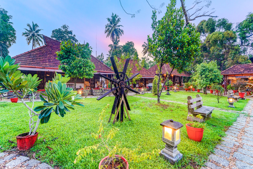 Palm Dale Deluxe Room | Serene Heritage Retreat by the Backwaters with Garden & Restaurant