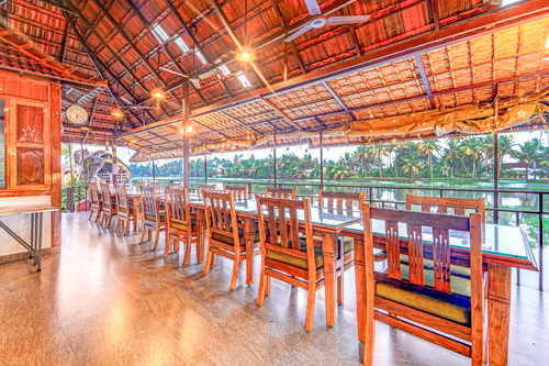 Palm Dale Deluxe Room | Serene Heritage Retreat by the Backwaters with Garden & Restaurant