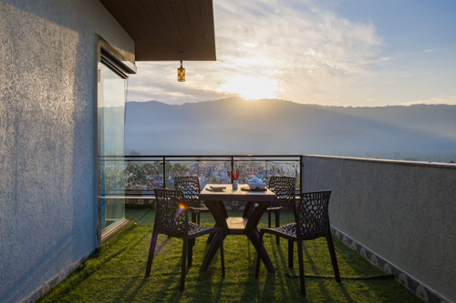 BYDM The Sky Heaven | Charming Pet-friendly 4-BHK Penthouse 15 Min from Triveni Ghat With Balcony, Bar & Lift