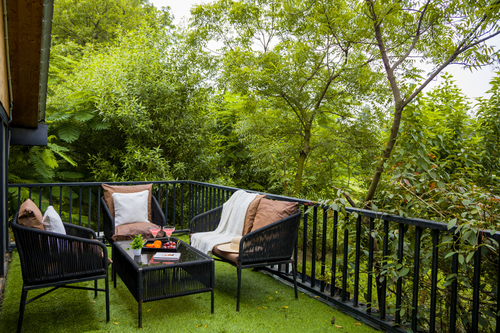 Sit-out area