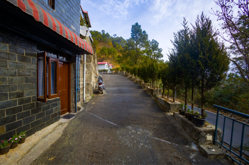 Kasauli Woods Cottage | Hillside 3-BHK Retreat With Outdoor Lounge, Balcony & Scenic Views