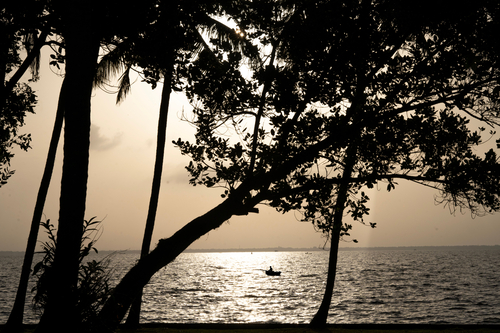 Vembanad House | Lakeside Heritage 4-Bedroom Retreat with Garden & Outdoor Sitting Area