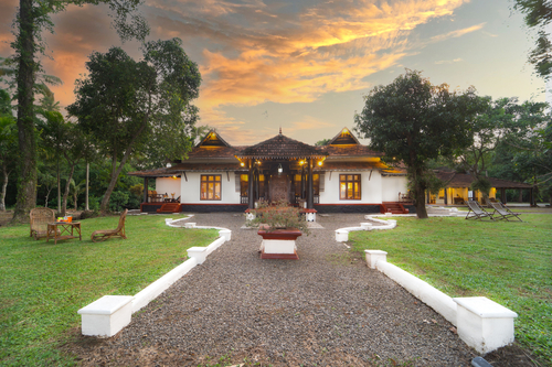 Vembanad House | Lakeside Heritage 4-Bedroom Retreat with Garden & Outdoor Sitting Area
