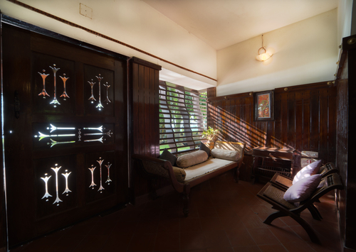 Vembanad House | Lakeside Heritage 4-Bedroom Retreat with Garden & Outdoor Sitting Area
