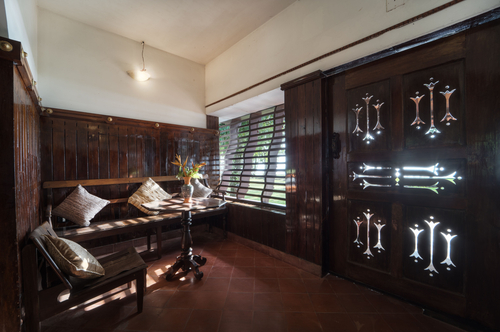 Vembanad House | Lakeside Heritage 4-Bedroom Retreat with Garden & Outdoor Sitting Area