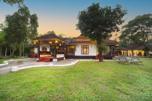 Vembanad House | Lakeside Heritage 4-Bedroom Retreat with Garden & Outdoor Sitting Area