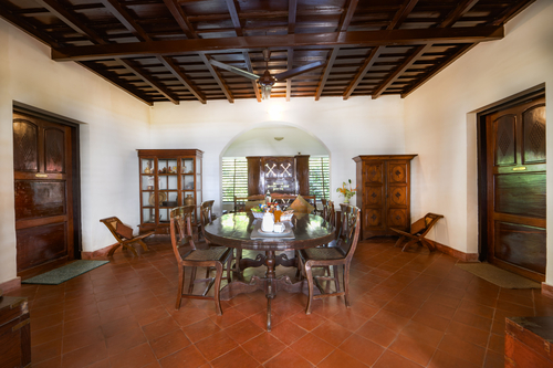 Vembanad House | Lakeside Heritage 4-Bedroom Retreat with Garden & Outdoor Sitting Area