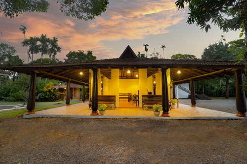 Vembanad House | Lakeside Heritage 4-Bedroom Retreat with Garden & Outdoor Sitting Area