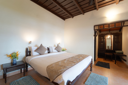 Vembanad House | Lakeside Heritage 4-Bedroom Retreat with Garden & Outdoor Sitting Area