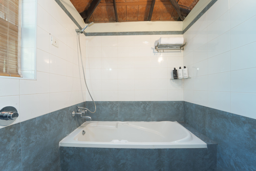 Vembanad House | Lakeside Heritage 4-Bedroom Retreat with Garden & Outdoor Sitting Area