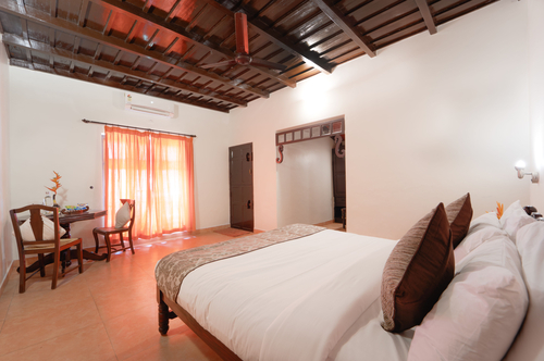 Vembanad House | Lakeside Heritage 4-Bedroom Retreat with Garden & Outdoor Sitting Area
