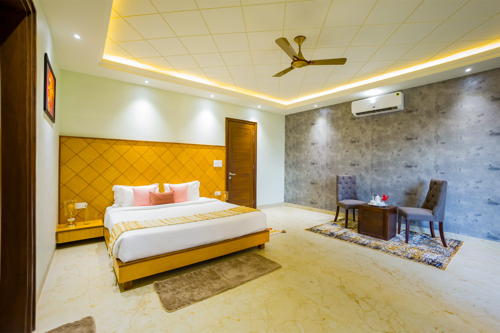 BYDM The Sky Heaven | Charming Pet-friendly 4-BHK Penthouse 15 Min from Triveni Ghat With Balcony, Bar & Lift