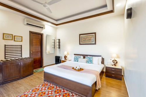Lakeview Manor | Charming 5-BHK Lakeside Retreat With Garden & Balconies