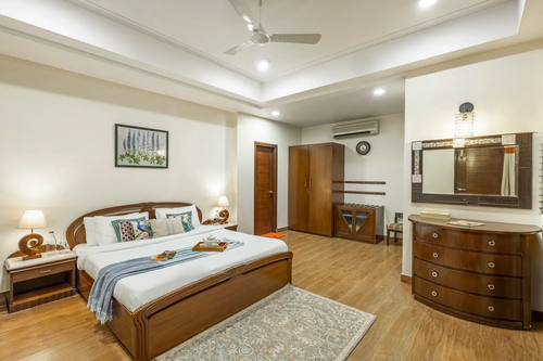 Lakeview Manor | Charming 5-BHK Lakeside Retreat With Garden & Balconies