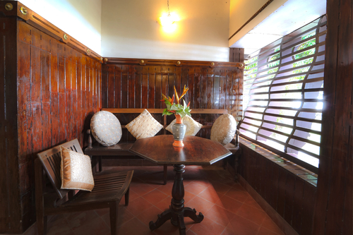 Vembanad House | Lakeside Heritage 4-Bedroom Retreat with Garden & Outdoor Sitting Area