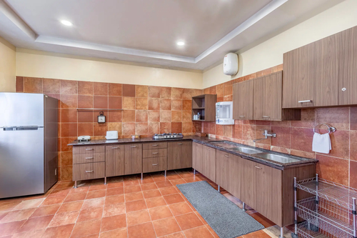 Lakeview Manor | Charming 5-BHK Lakeside Retreat With Garden & Balconies